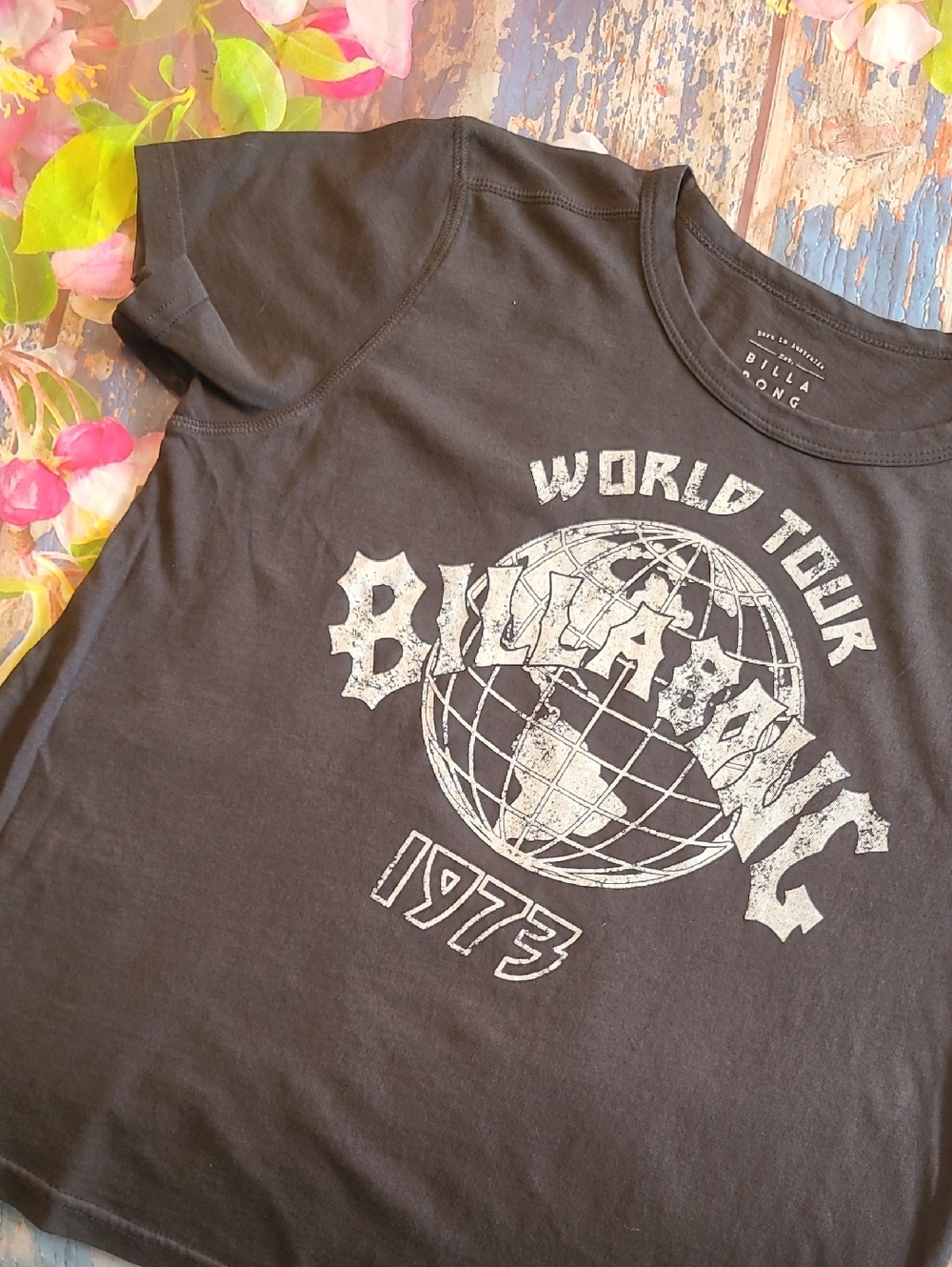 World Tour Crop T-shirt .. Large .. Distressed ..‎ NWT